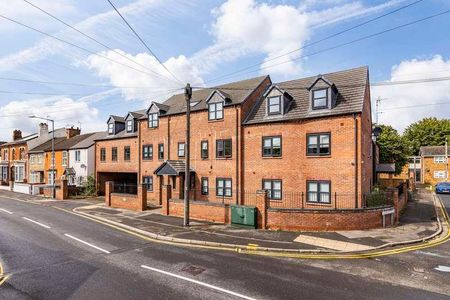 Lord Tennyson House, LN1 - Photo 2