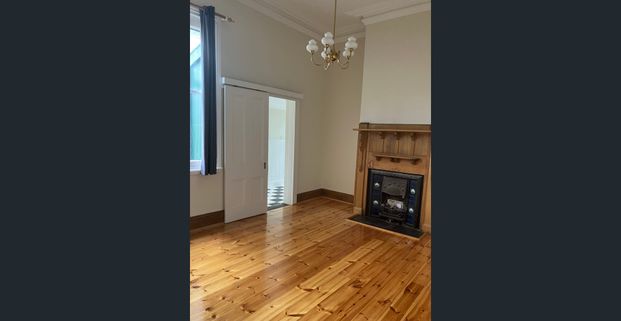 Classic terrace home with natural light and great location. - Photo 1