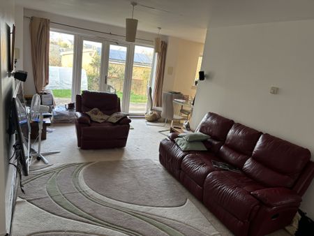 3 Bed link detached house to let in Waterstone Park, Greenhithe - Photo 2