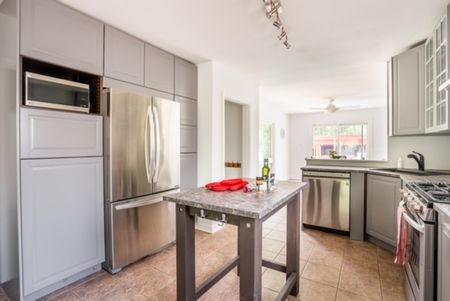 $3,649 / 4 br / 2 ba / 3400 sqft 11 McKay Rd - Photo 3