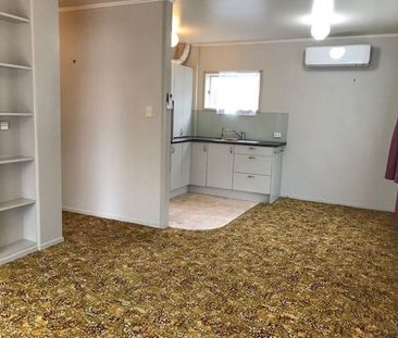 Charming 1BR Flat in Beachlands! Near beach & bus - Photo 2