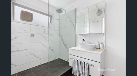 Stunning, Renovated, Secure Apartment In Perfect Location! - Photo 4