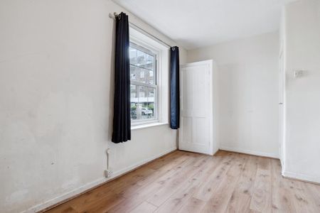 3 bedroom flat to rent - Photo 2