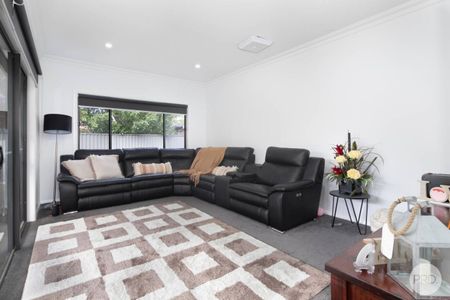 ELEGANT LIVING IN PRIME LOCATION - Photo 2