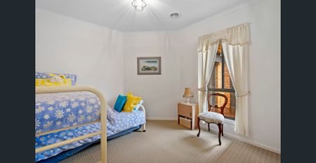 Spacious 4-Bedroom Family Home in Quiet Golden Square Location - Photo 4