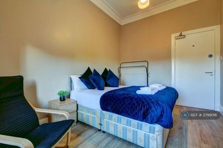 1 bedroom in a flat share to rent - Photo 2