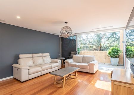 Tri-level Three Bedroom Terrace Residence - Photo 4