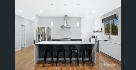 Large home close to township on approx 5 acres - Photo 4