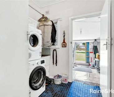 Appealing 3 Bedroom Family Home. - Photo 2