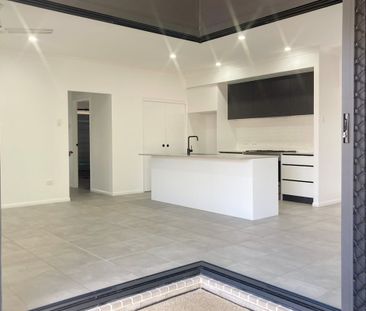 MODERN 4 BEDROOM HOME WITH SPACIOUS YARD AND AIR-CONDITIONING - Photo 2