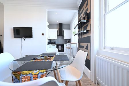 3 Bed Flat, Lewisham Way, SE14 - Photo 2