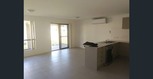 4 Bedroom Double storey House for lease in the heart of the Schofields! - Photo 1