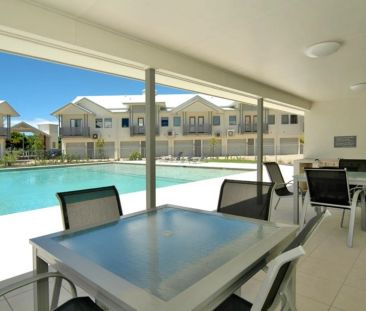 Leafy Outlook - 3 Minute Walk to Beach and Cafes! - Photo 1