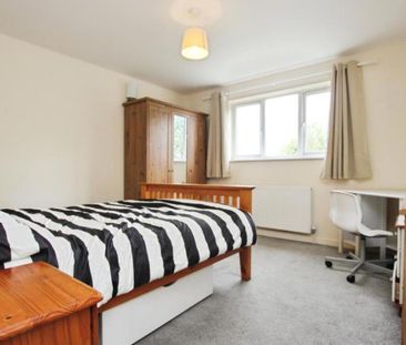 Detached five bedroom home just off Gloucester Road North. Open to ... - Photo 3