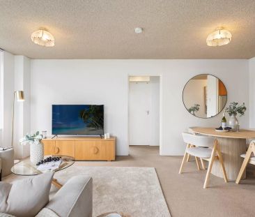 LIGHT-FILLED APARTMENT WITH OCEAN VIEWS IN SUPERB LOCATION - Photo 4