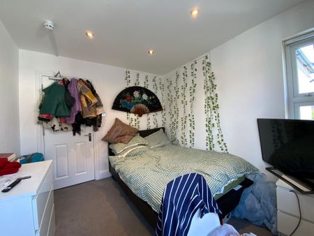 1 bedroom in a house share to rent - Photo 2