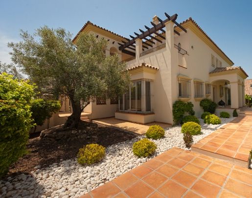 Villa for rent in Bahía de Marbella - Photo 1