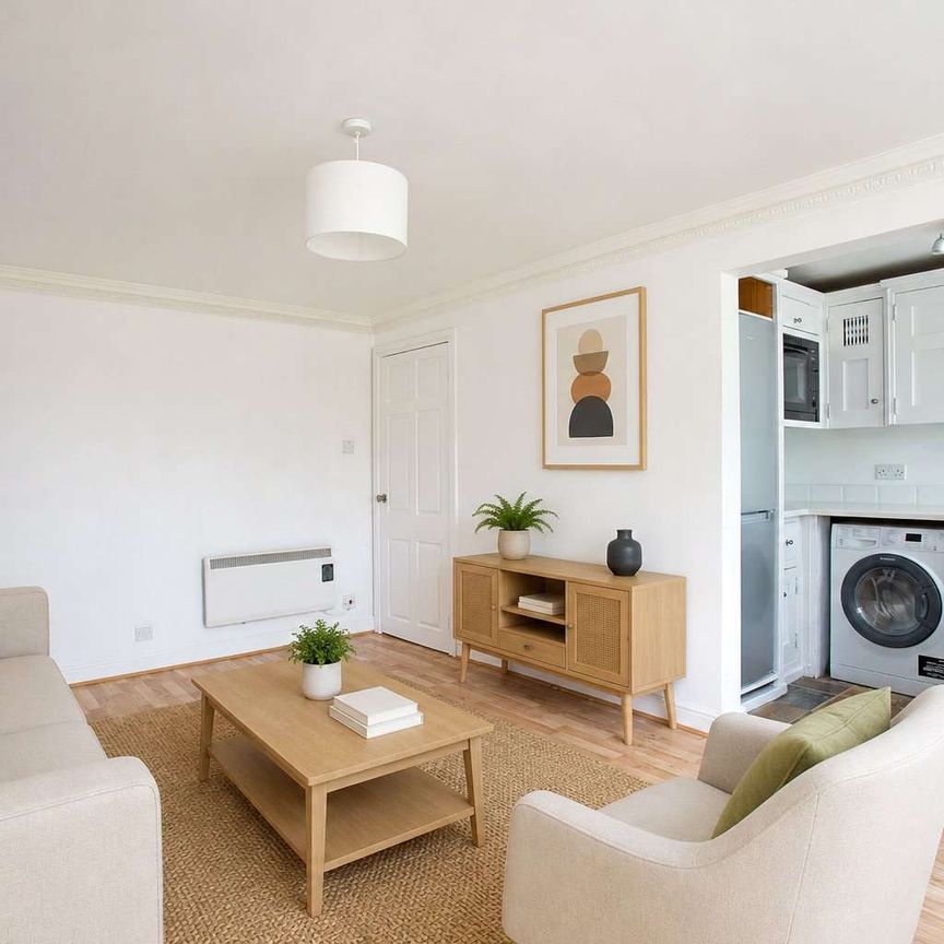 A well presented one bedroom first apartment benefitting from residents parking, conveniently located for access to all local amenities. - Photo 1