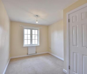 3 bedroom end of terrace house to rent - Photo 2