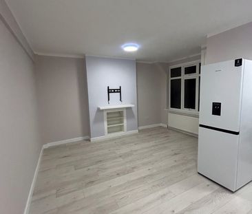 2 Bed Flat, Thornton Heath, CR7 - Photo 2