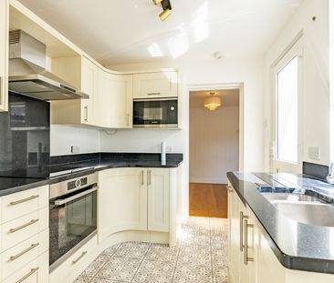 Available unfurnished now - Photo 3