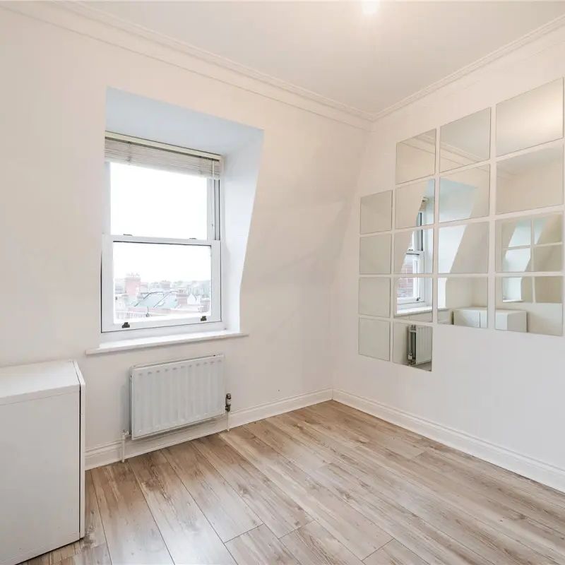 3 bedroom flat in London - Photo 1