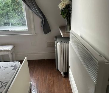 Studio Flat, Birkbeck Road, W3 - Photo 3