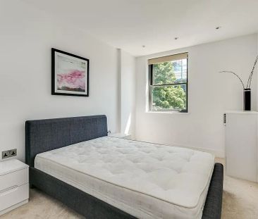 3 bedroom flat in London - Photo 4