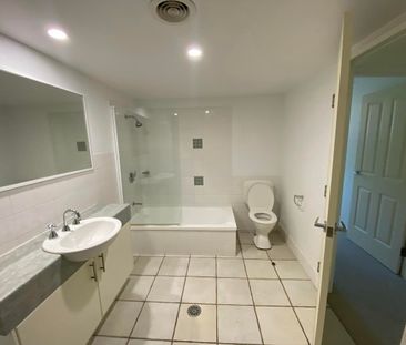 Freshly Renovated One Bedroom Apartment - Minutes from the CBD - Photo 5