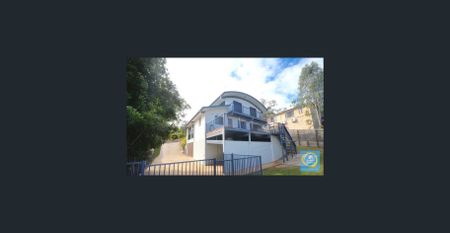 TWO STOREY HOME IN THE HEART OF GLADSTONE - Photo 3