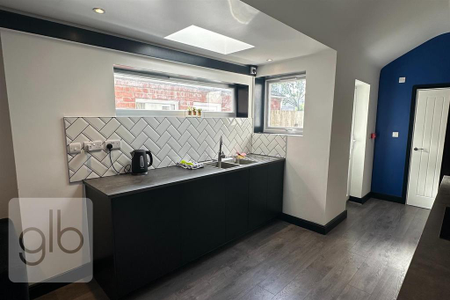 1 bedroom in a house share to rent - Photo 5