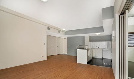 Stunning 2 bedroom, 1 bath apartment - Photo 4