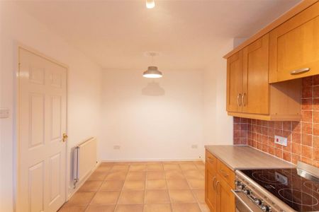 3 bedroom semi-detached house to rent - Photo 2