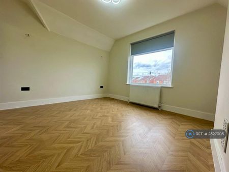 4 bedroom semi-detached house to rent - Photo 3