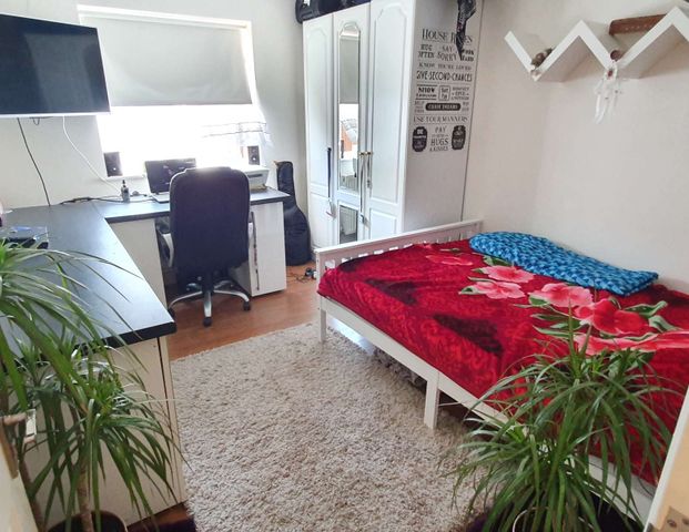 Tenby Road Room 2 - Photo 1