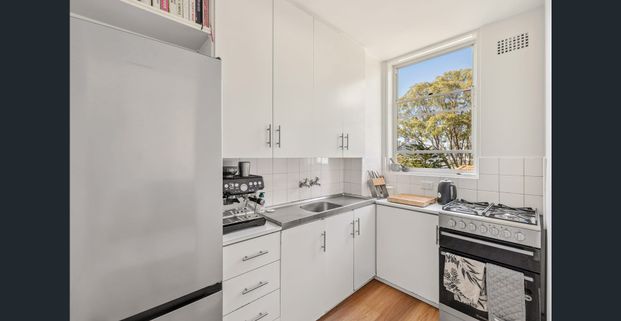 End-of-peninsula apartment with balcony and harbour views - Photo 1