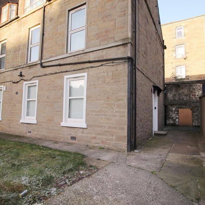 4 bedroom flat to rent - Photo 1