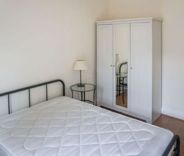 2 Bed Flat, Edinburgh, EH8 - Photo 3