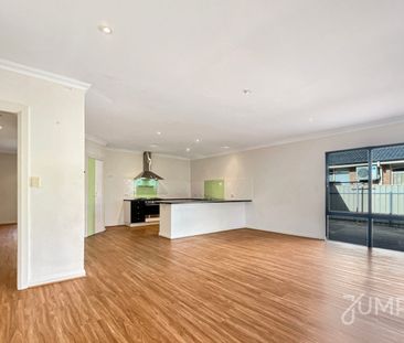 City in 12 Minutes, Beach in 10 + solar and space for entertaining–... - Photo 3