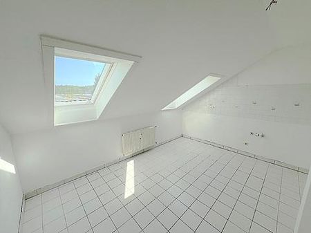 Gepflegte ca. 89 m² große DG-Wohnung mit großem Wohn-/Esszimmer, Tageslichtbad und PKW-Stellplatz - Photo 2