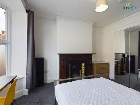 4 bedroom House To Let - Photo 3