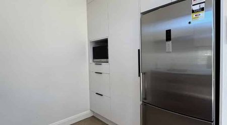 Fully Furnished - 4-Bedroom Family Home in St. Albans - Photo 4