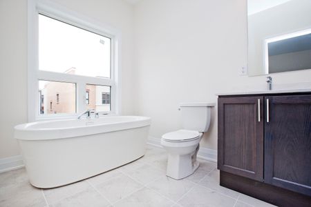 For Lease - 99 Causland Lane, Richmond Hill, Ontario - Photo 3