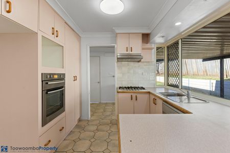 WELL PRESESNTED FAMILY HOME AWAITS! - Photo 3