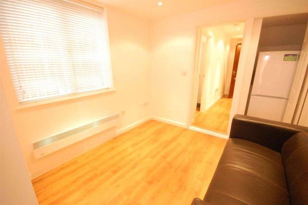 A one bedroom ground floor apartment to rent, with kitchen, bedroom, shower room and a garden. - Photo 1