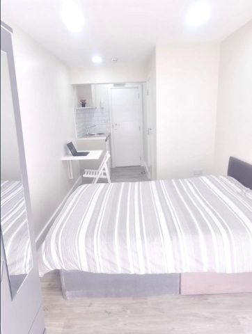 6 Bed Semi-Detached House, Riverside Drive, CR4 - Photo 4