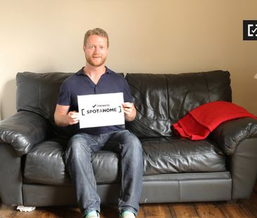 Bright room in 4-bedroom apartment in Terenure, Dublin - Photo 1