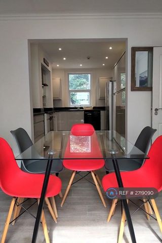 1 bedroom in a house share to rent - Photo 2