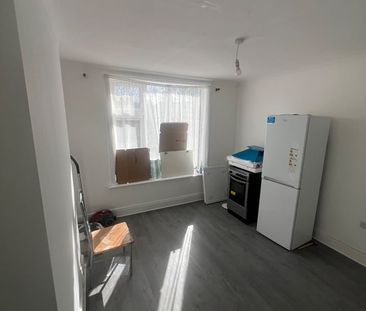 3 Bed Terraced House, Roman Road, CV2 - Photo 4