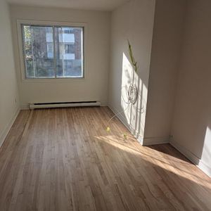 4 1/2 à louer à Lachine, libre immédiatement, proche du canal Lachine et du parc Lasalle. ( 1 place de stationnement privée ) - Photo 2